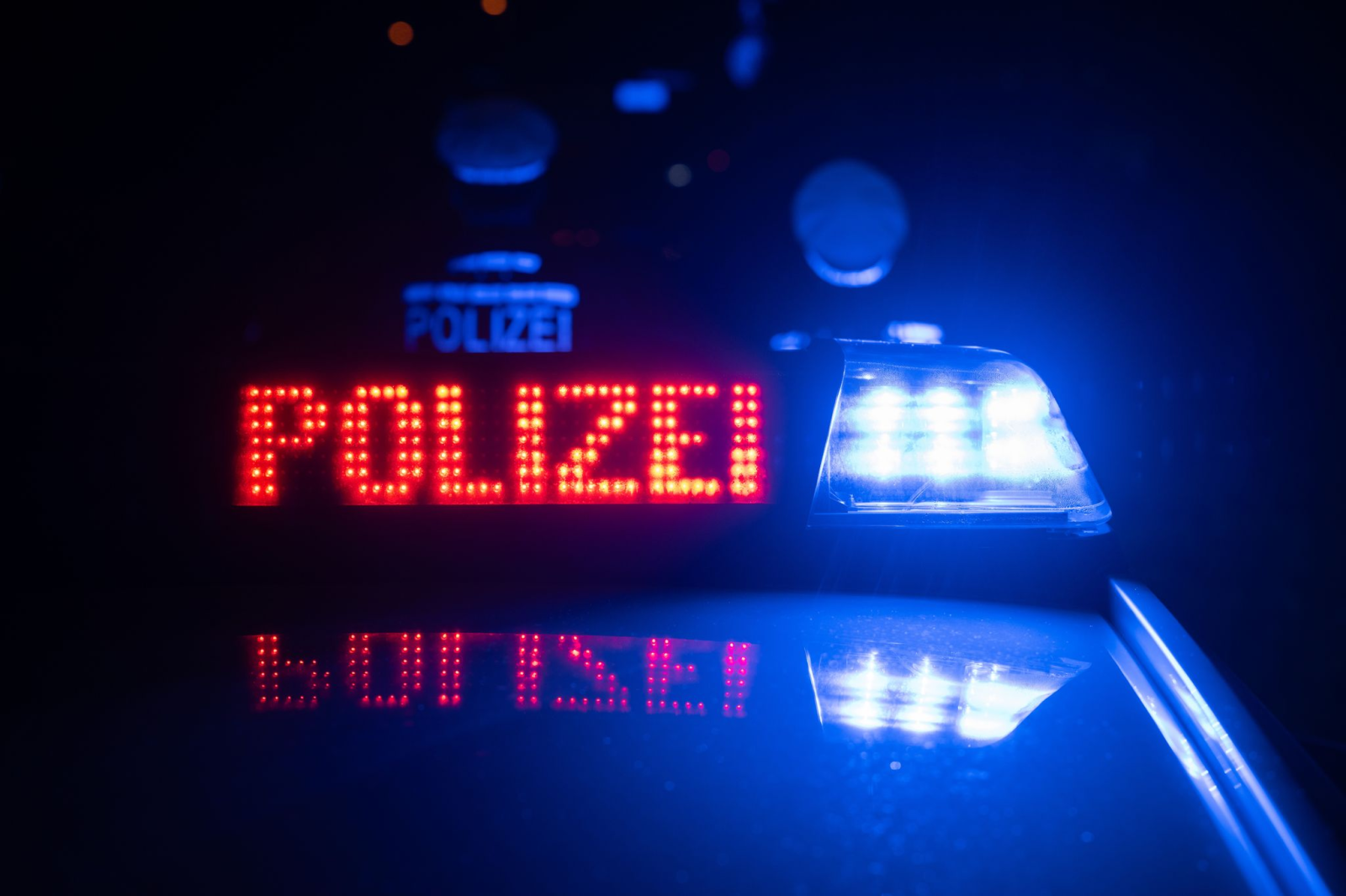 Die Polizei geht nach ersten Erkenntnissen davon aus, dass der Autofahrer ein Abbiegeverbot ignoriert hat. (Symbolbild), © Marijan Murat/dpa
