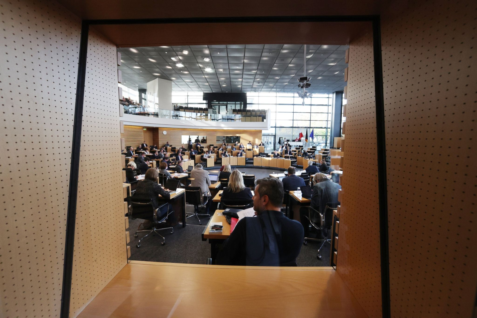 Abgeordnete sitzen im Plenarsaal bei einer Sitzung des Thüringer Landtags.