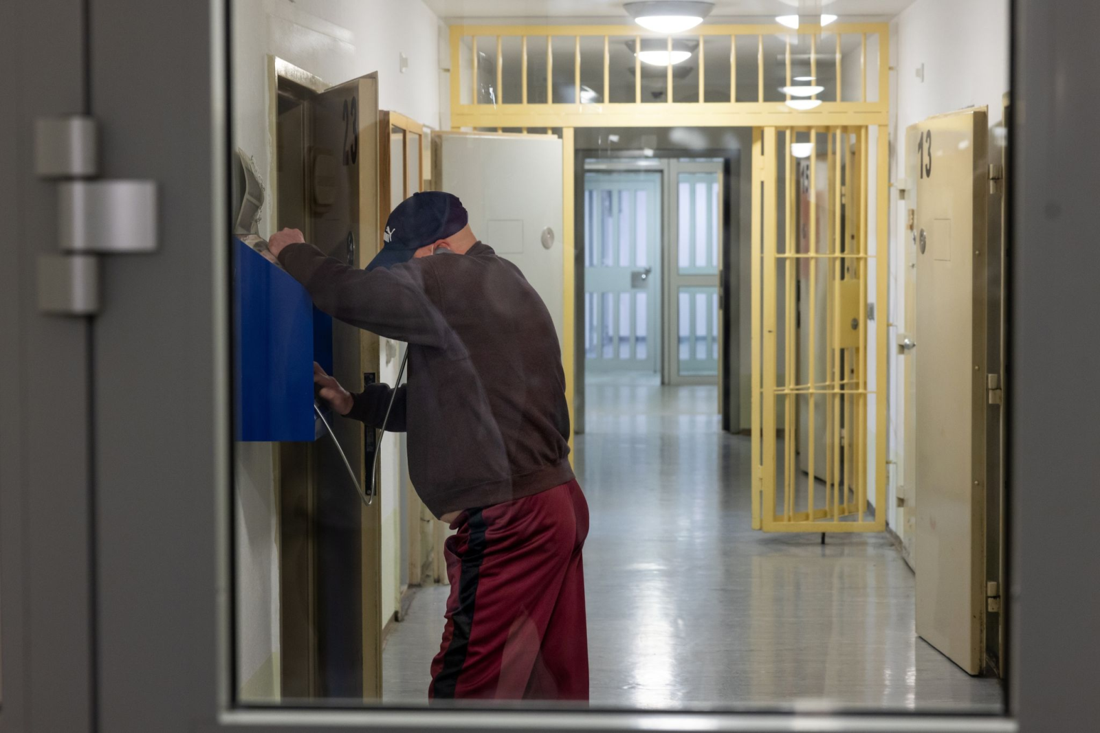 Ein Gefangener telefoniert in der Justizvollzugsanstalt Suhl-Goldlauter.