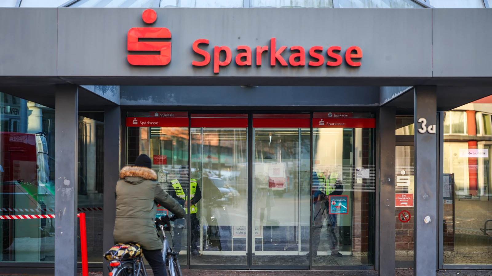 Sparkasse Gelsenkirchen’deki kasa soygunu sonrası mağdurlar için servis noktası kuruldu, © Christoph Reichwein/dpa Sparkasse Gelsenkirchen’deki kasa soygunu sonrası mağdurlar için servis noktası kuruldu, © Christoph Reichwein/dpa