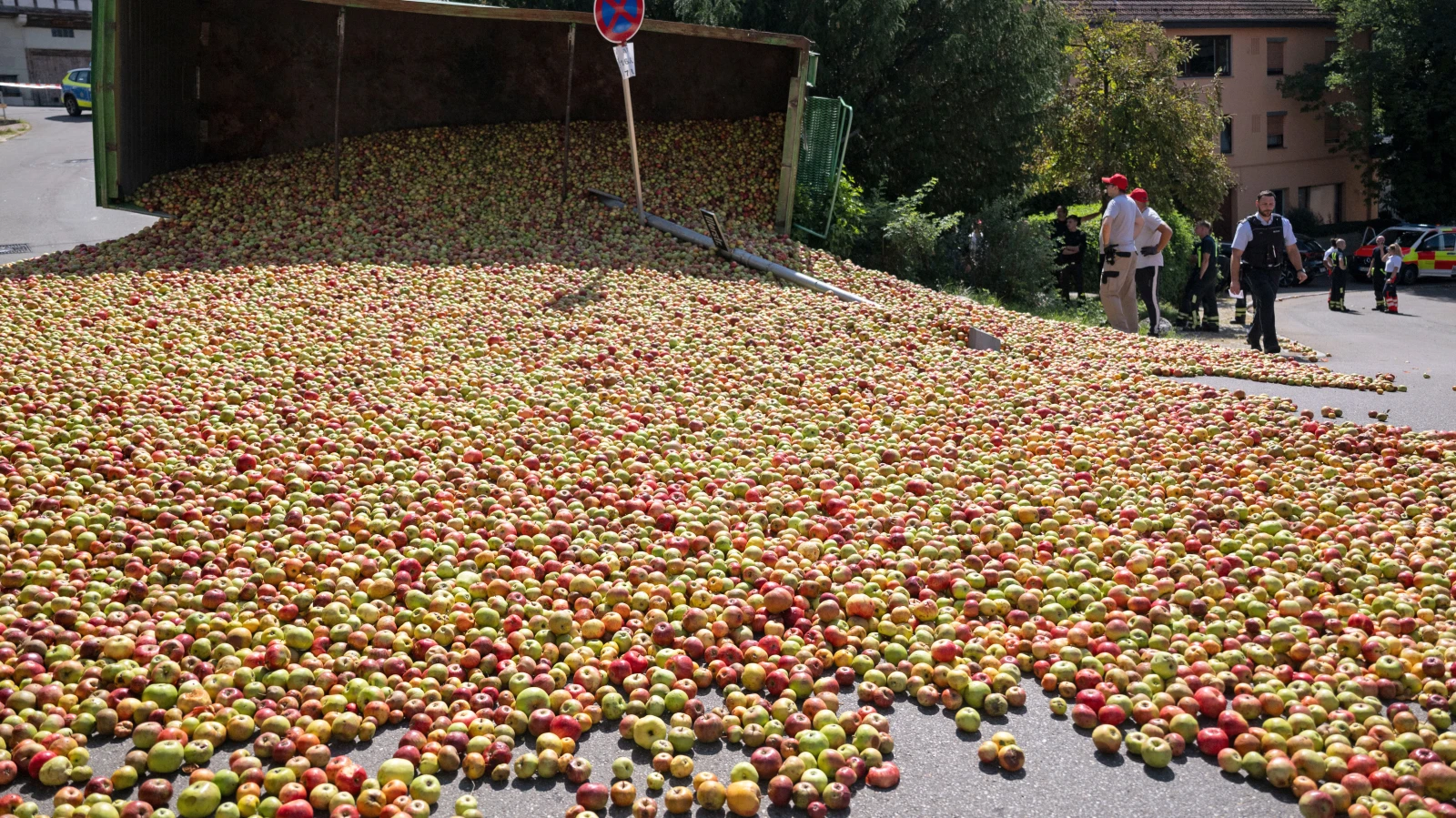 Reutlingen’de Traktör Devrildi: Yüzlerce Kilo Elma Sokağa Saçıldı, © Marijan Murat/dpa Reutlingen’de Traktör Devrildi: Yüzlerce Kilo Elma Sokağa Saçıldı, © Marijan Murat/dpa