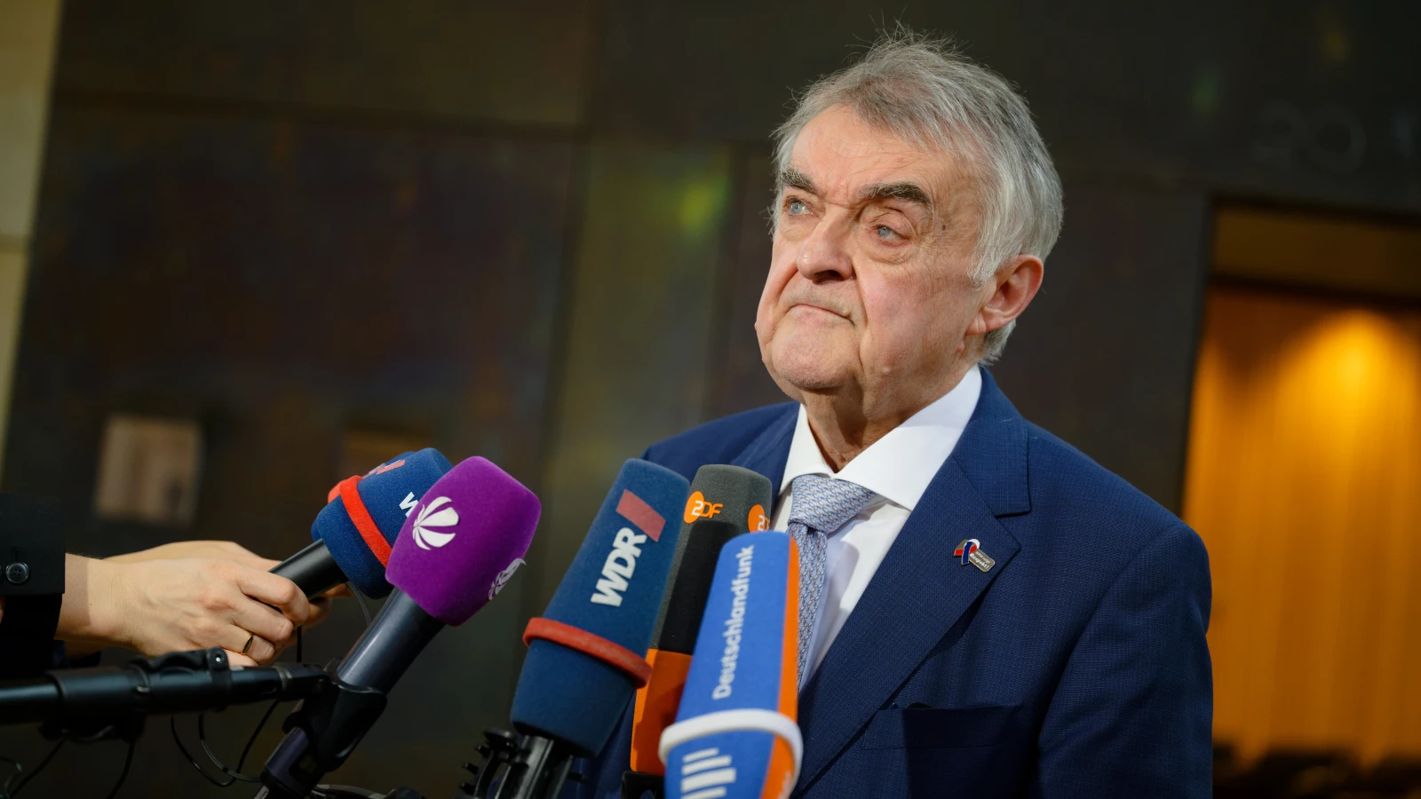 Gelsenkirchen’deki banka soygununda 230 polis görevde: Reul “sabır” çağrısı yaptı, © Henning Kaiser/dpa Gelsenkirchen’deki banka soygununda 230 polis görevde: Reul “sabır” çağrısı yaptı, © Henning Kaiser/dpa