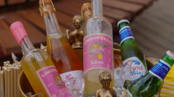 Spritzige Drinks am Rheinsprung, © Nadin Sh Spritzige Drinks am Rheinsprung, © Nadin Sh