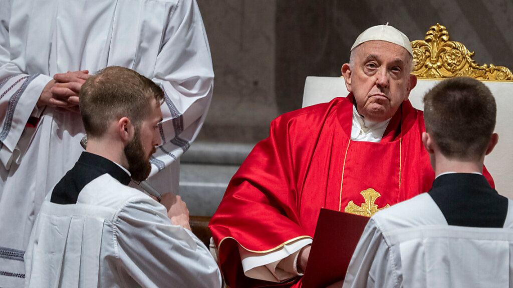 Papst verzichtet erneut auf Teilnahme an Kreuzweg im Kolosseum, © Domenico Stinellis/AP/dpa
