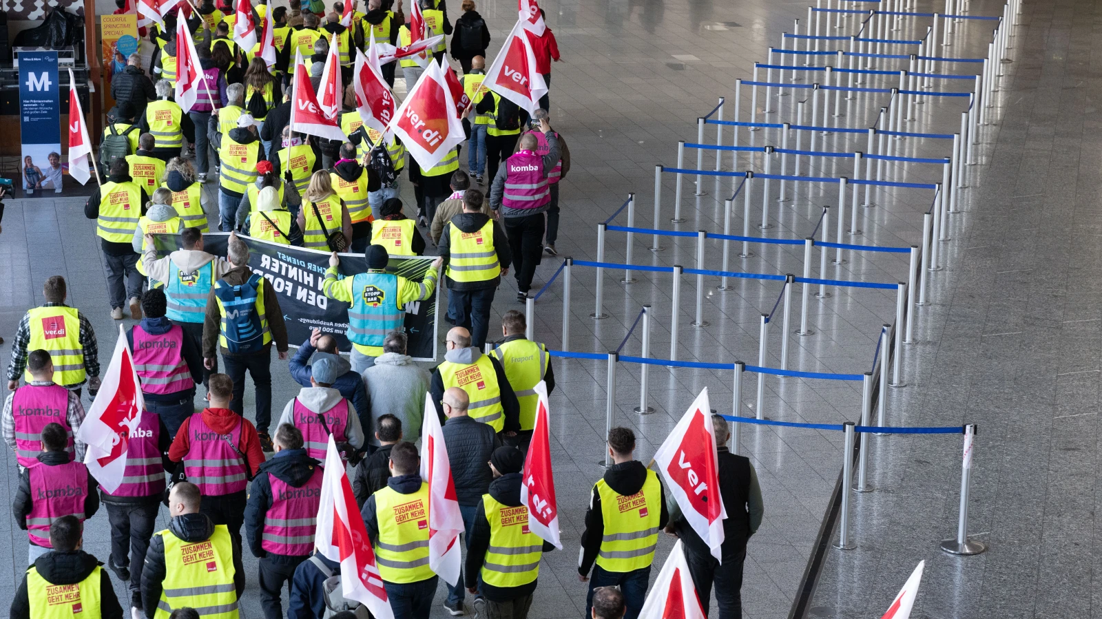 Almanya’da Havalimanlarında Kaos: 500.000 Yolcu Etkilendi!, © Boris Roessler/dpa Almanya’da Havalimanlarında Kaos: 500.000 Yolcu Etkilendi!, © Boris Roessler/dpa