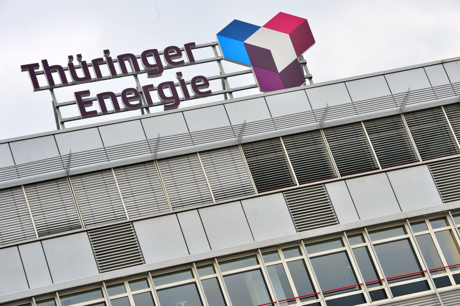 Das Logo und der Schriftzug «Thüringer Energie» auf dem Hauptsitz der Thüringer Energie AG.