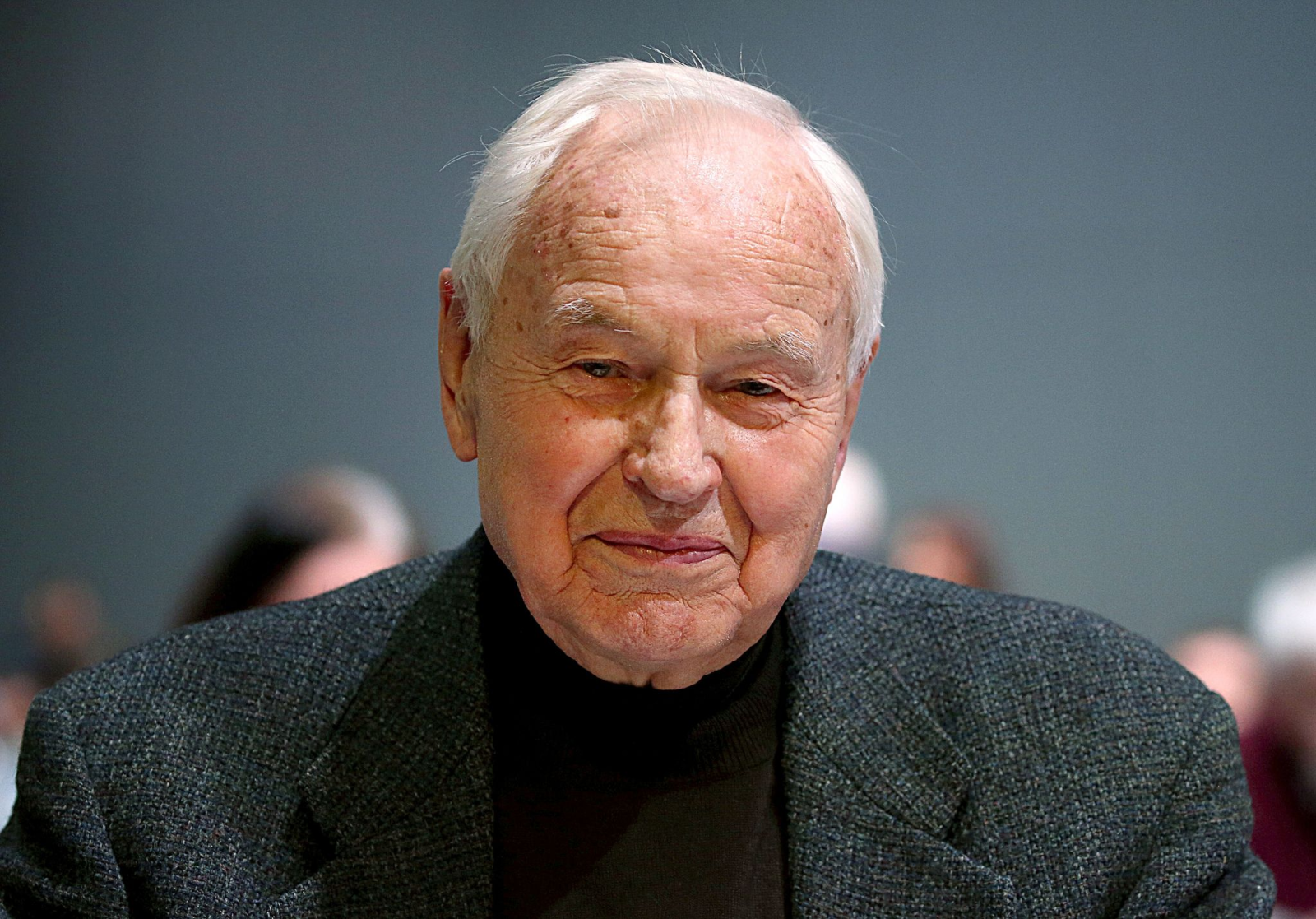 Hans Modrow, ehemaliger SED-Politiker und Delegierter der Linkspartei, lächelt in die Kamera., © Oliver Berg/dpa/Archiv