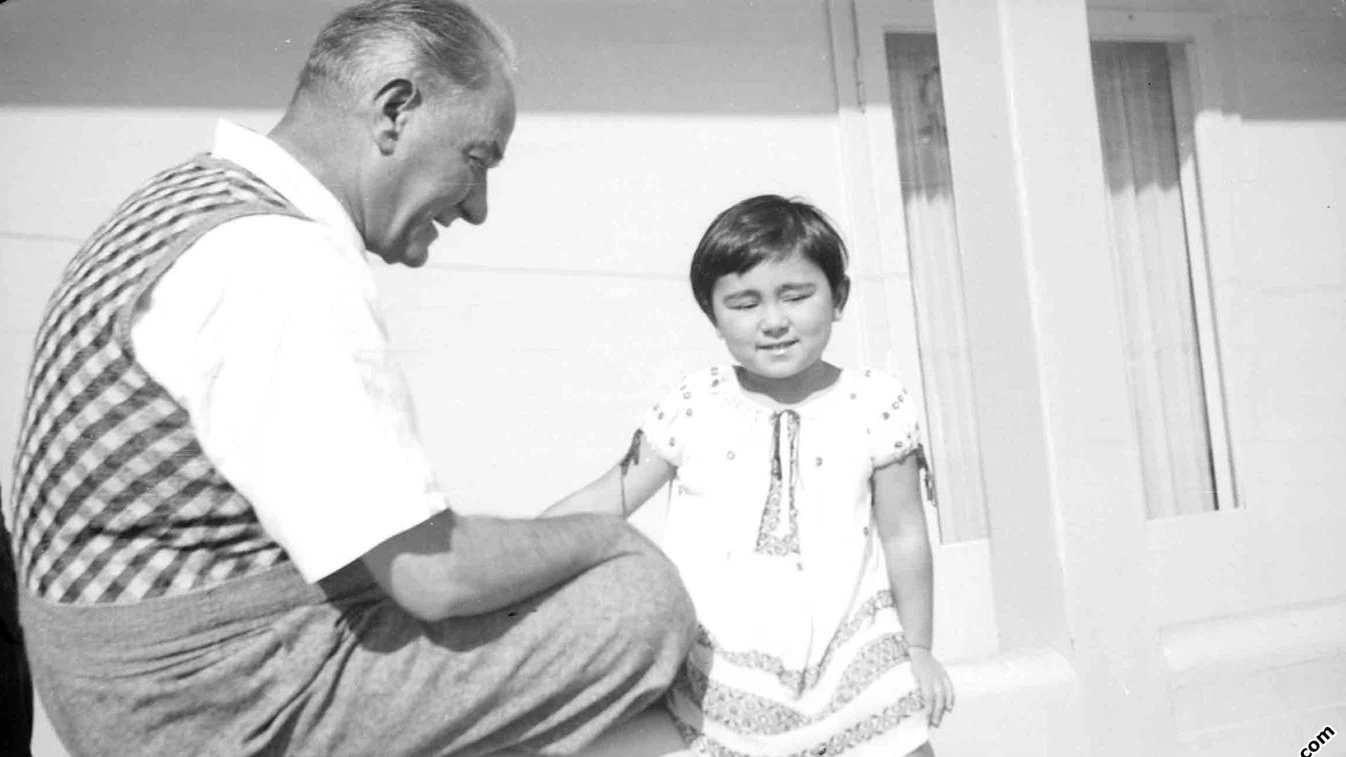 Atatürk’ün Kalbindeki “Çocuk”: Manevi Kızı Ülkü’den Hiç Duyulmamış Hatıralar, © TRT arsiv Atatürk’ün Kalbindeki “Çocuk”: Manevi Kızı Ülkü’den Hiç Duyulmamış Hatıralar, © TRT arsiv