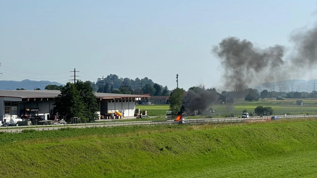 Auto auf A13 bei Oberriet in Brand geraten, © pd/Radio Liechtenstein Auto auf A13 bei Oberriet in Brand geraten, © pd/Radio Liechtenstein
