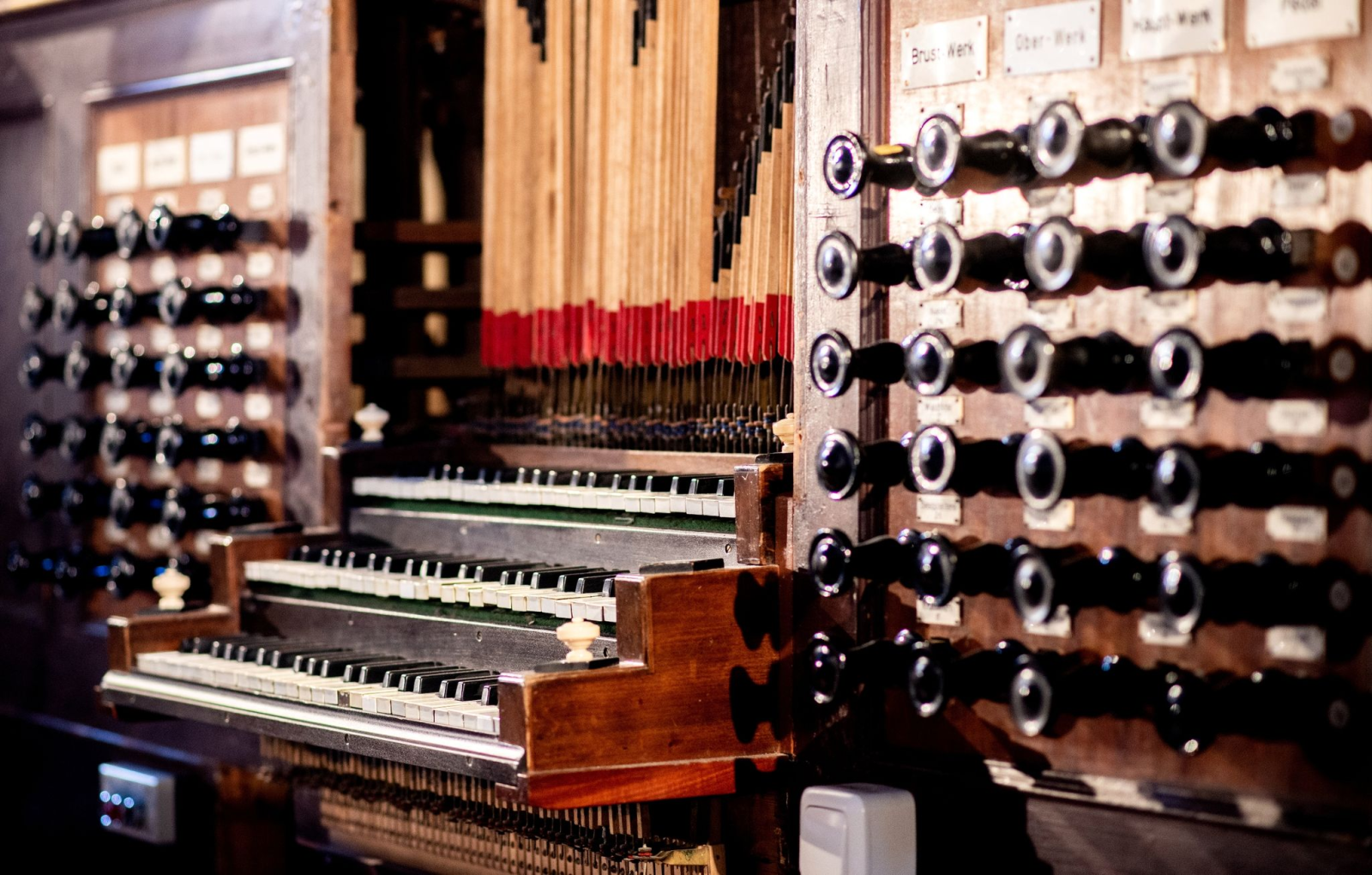 Die Tastatur einer Gloger-Orgel steht in einer Kirche.