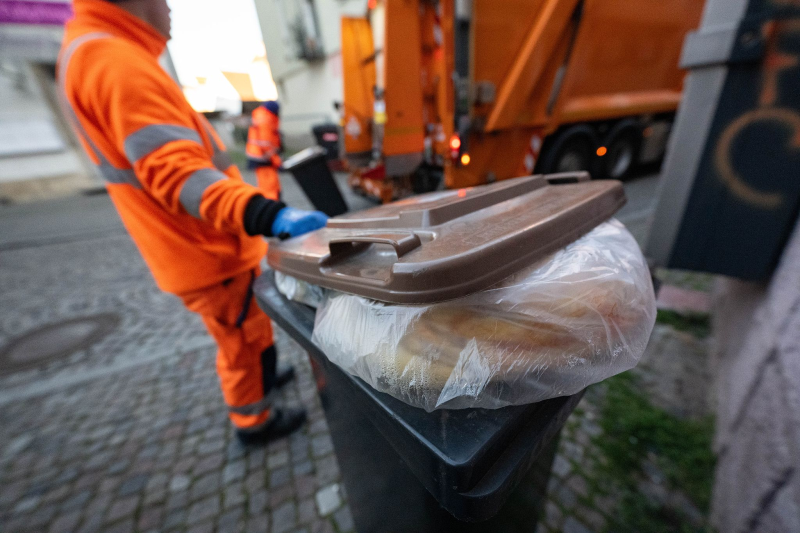 Die Plastiktüte im Biomüll: Aus Sicht der Entsorger in Thüringen bleibt sie auch künftig das häufigste Problem bei der Verunreinigung von Bioabfällen. (Symbolfoto), © Marijan Murat/dpa