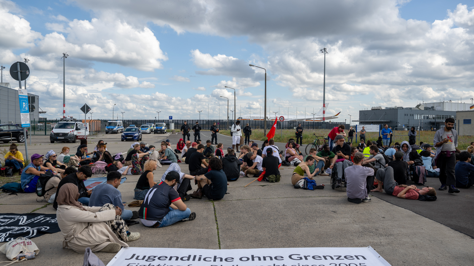 BER Havalimanı'nda Planlanan Geri Gönderme Merkezi Protesto Edildi!, © Soeren Stache/dpa