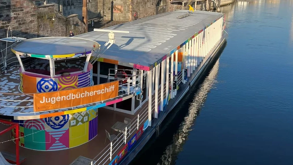 Lesestoff auf dem Rhein: Das Jugendbücherschiff begeistert Basel
, © Pädagogisches Zentrum PZ.BS Lesestoff auf dem Rhein: Das Jugendbücherschiff begeistert Basel
, © Pädagogisches Zentrum PZ.BS