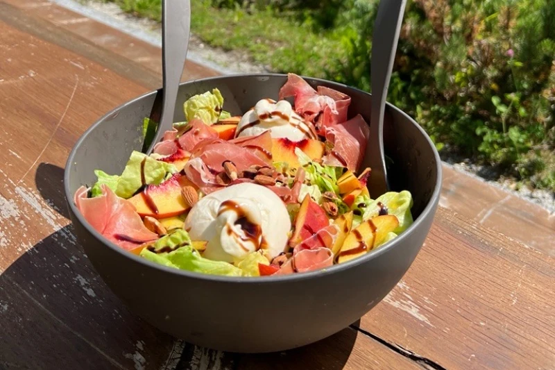 Rezept der Woche: Pfirsich-Burrata-Schinken Salat, © Lynn Kühner Rezept der Woche: Pfirsich-Burrata-Schinken Salat, © Lynn Kühner