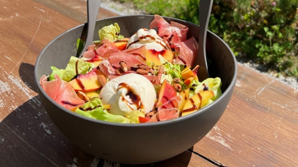 Rezept der Woche: Pfirsich-Burrata-Schinken Salat, © Lynn Kühner
