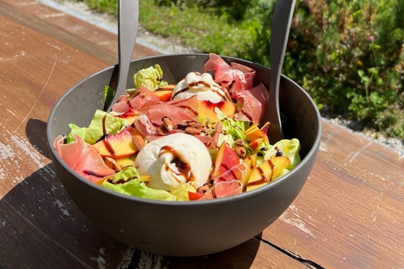 Rezept der Woche: Pfirsich-Burrata-Schinken Salat, © Lynn Kühner