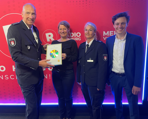 Urkundenübergabe SdM März Hamburg gibt Acht, © more Marketing