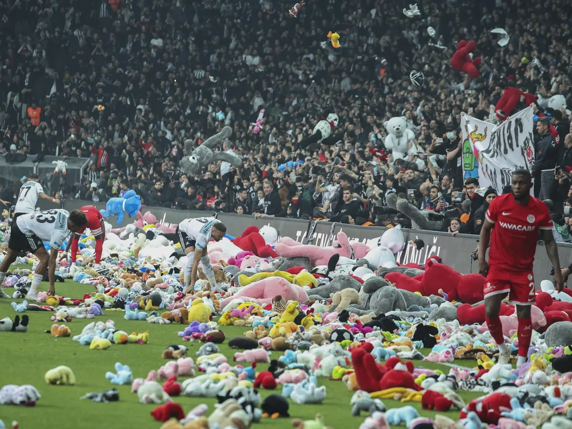 Dünya alkışladı: Beşiktaş taraftarı, depremzedeler adına sahaya oyuncak attı