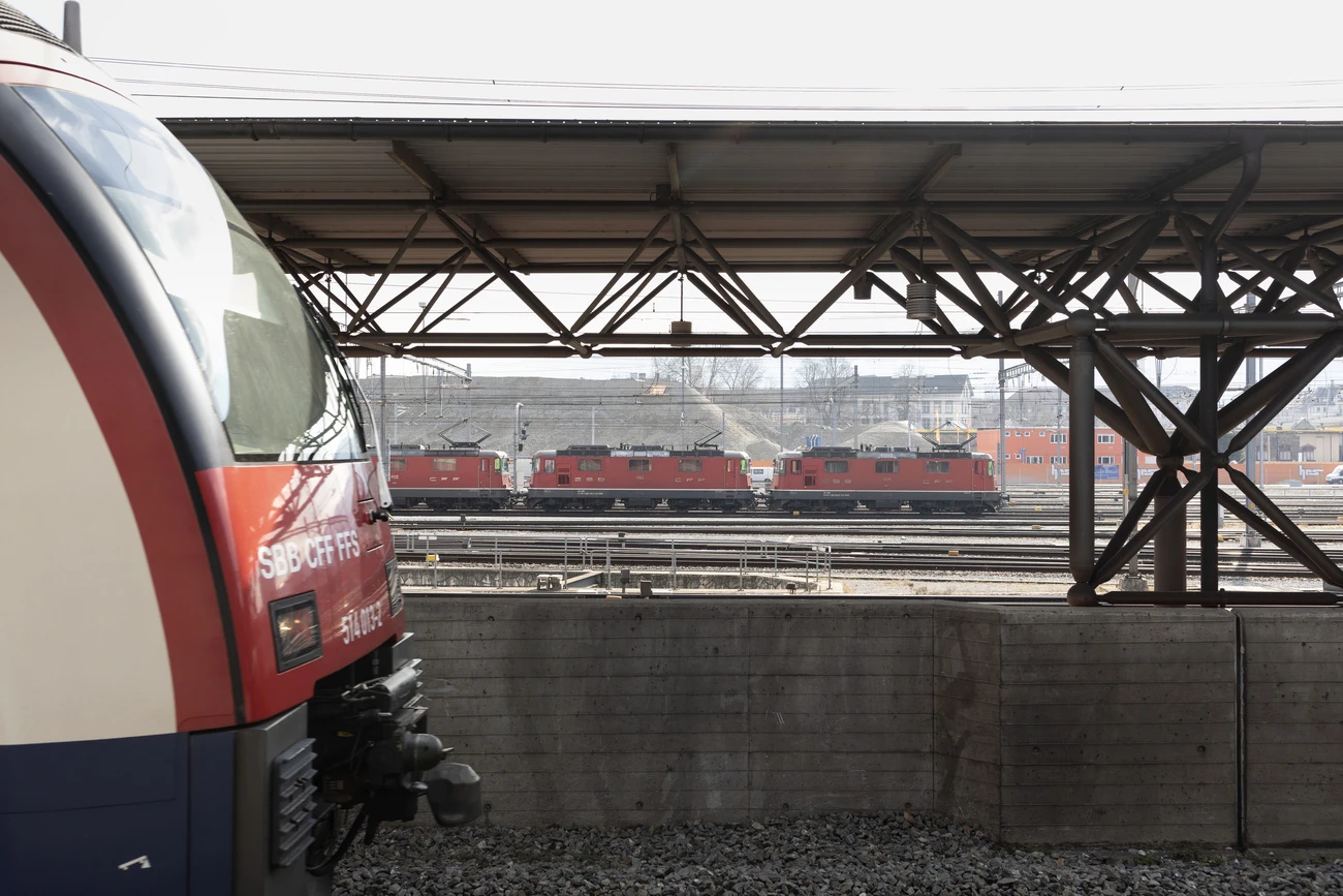 Mann will 10-Jährigen in Zürich vor einfahrenden Zug stossen, © Keystone-SDA Mann will 10-Jährigen in Zürich vor einfahrenden Zug stossen, © Keystone-SDA