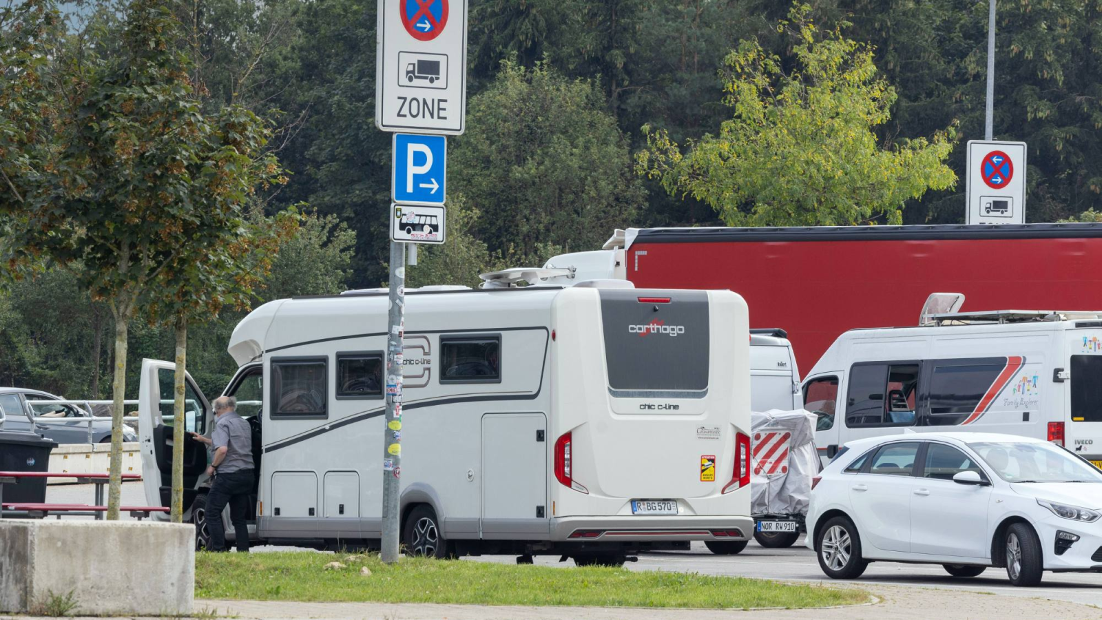 Camper auf dem Rasthof, © ADAC/Theo Klein