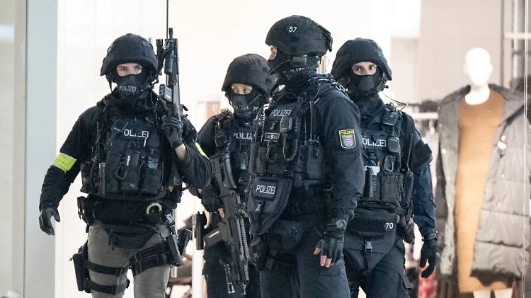 FRANKFURT NORDWESTZENTRUM'DA HAVAYİ FİŞEK PANİĞİ VE BÜYÜK OPERASYON!, © dpa FRANKFURT NORDWESTZENTRUM'DA HAVAYİ FİŞEK PANİĞİ VE BÜYÜK OPERASYON!, © dpa