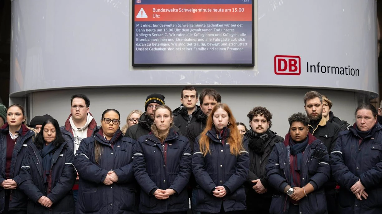 Almanya’da Yas: Türk Demiryolu Çalışanı İçin Saygı Duruşu!, © Boris Roessler/dpa Almanya’da Yas: Türk Demiryolu Çalışanı İçin Saygı Duruşu!, © Boris Roessler/dpa