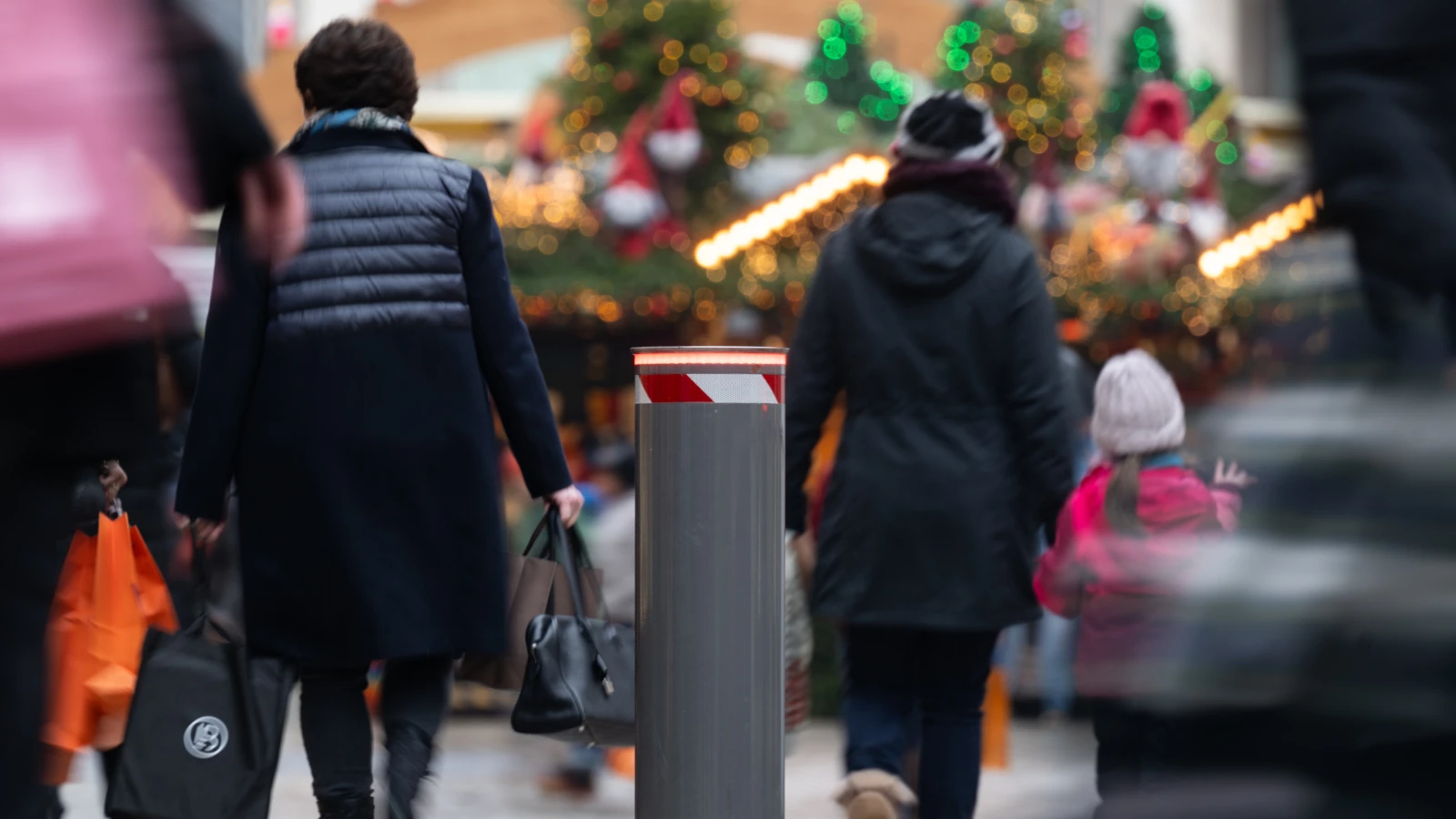 Stuttgart Noel Pazarında Tüm Gün Güvenlik Kontrolü Yapıldı! , © dpa Stuttgart Noel Pazarında Tüm Gün Güvenlik Kontrolü Yapıldı! , © dpa