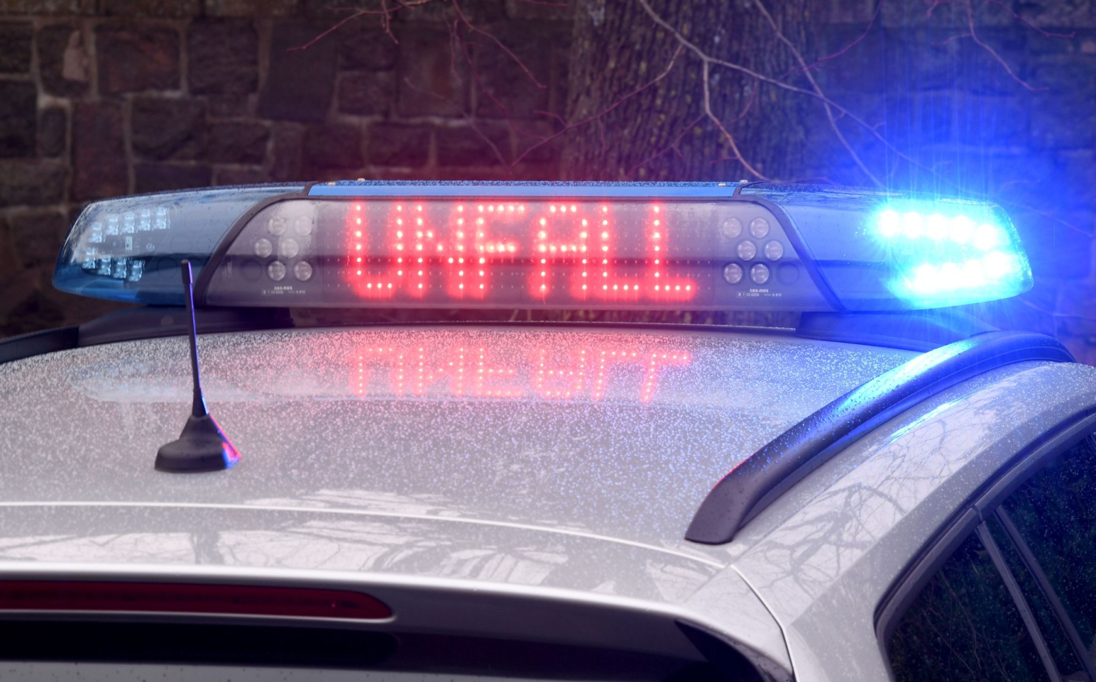 Die Leuchtschrift «Unfall» auf dem Dach eines Polizeiwagens., © Carsten Rehder/dpa/Symbolbild