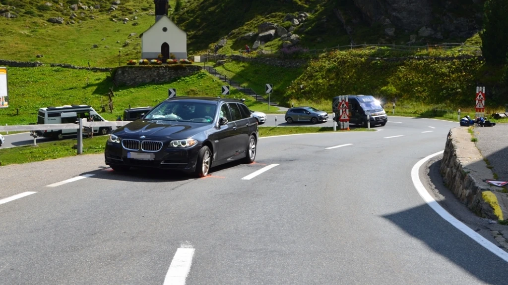 Motorradfahrer bei Frontalkollision in Davos verletzt, © Kapo GR Motorradfahrer bei Frontalkollision in Davos verletzt, © Kapo GR