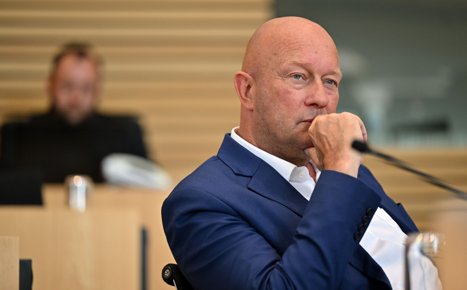 Thomas Kemmerich, Sprecher der FDP-Gruppe, sitzt im Plenarsaal des Thüringer Landtags.