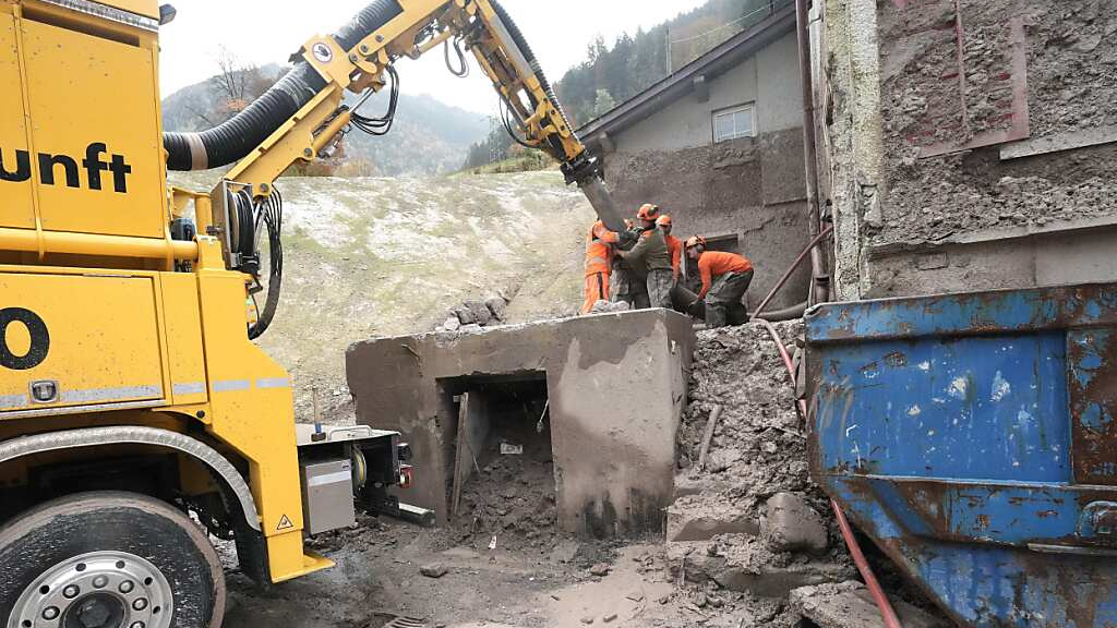 Letzte Häuser im Rutschgebiet von Schwanden GL werden freigebaggert, © Keystone/SDA