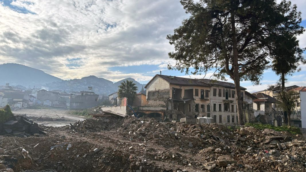 6 Şubat Depremlerinde Yıkılan Binalar: Gözler Yargı Sürecinde!, © Mirjam Schmitt/dpa
