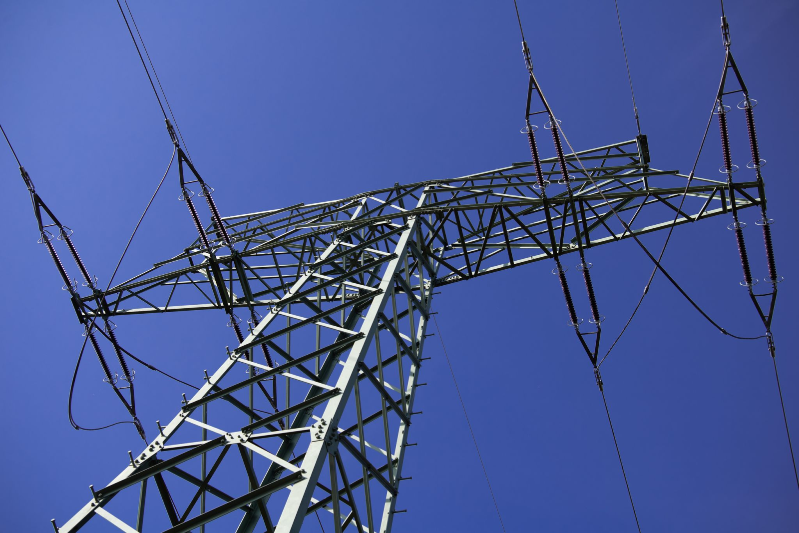 Ein Strommast vor blauem Himmel., © Soeren Stache/dpa-Zentralbild/dpa/Symbolbild