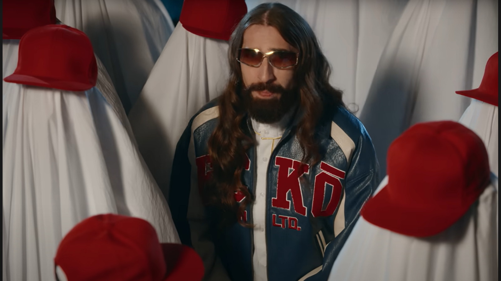 Emre Fel, Kendi İmzasını Taşıyan “Karşında Bi’ Gör Beni”yi Yayınladı, © Emre Fel - Youtube