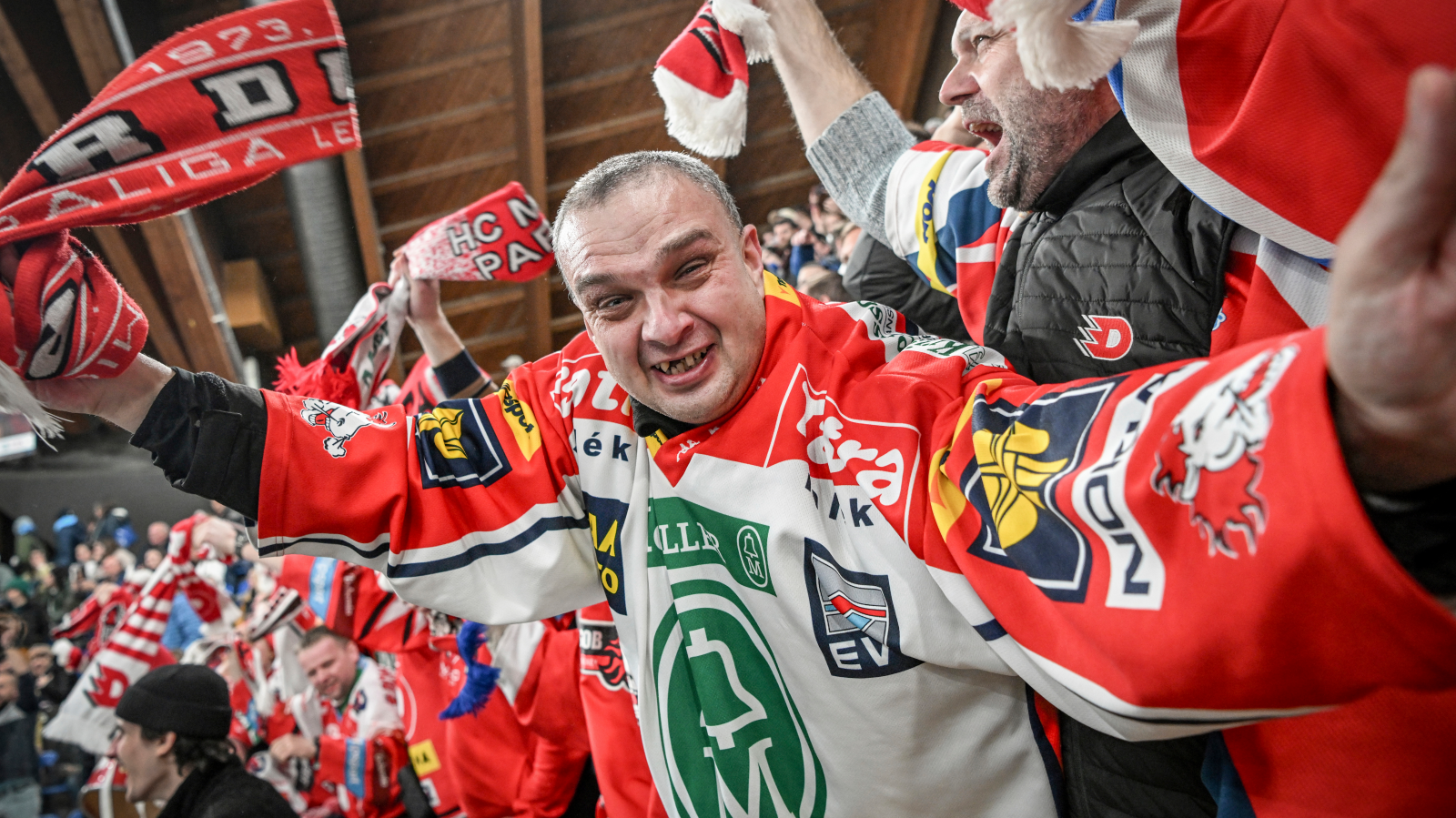 HC Davos erstmals seit 2012 im Final am Spengler Cup, © Ein Pardubice Fan feiert den Einzug in den Spengler Cup Final gegen den HC Davos.