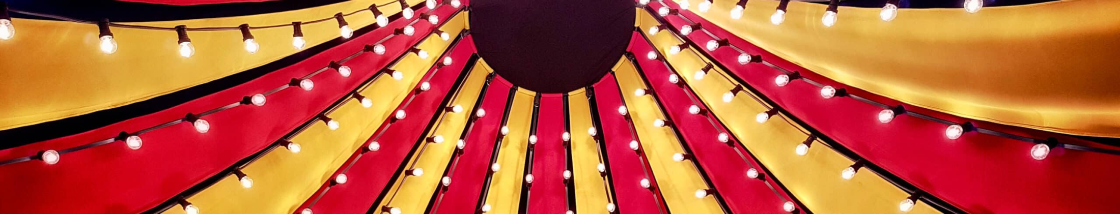 Zirkuszelt Decke, © Shutterstock