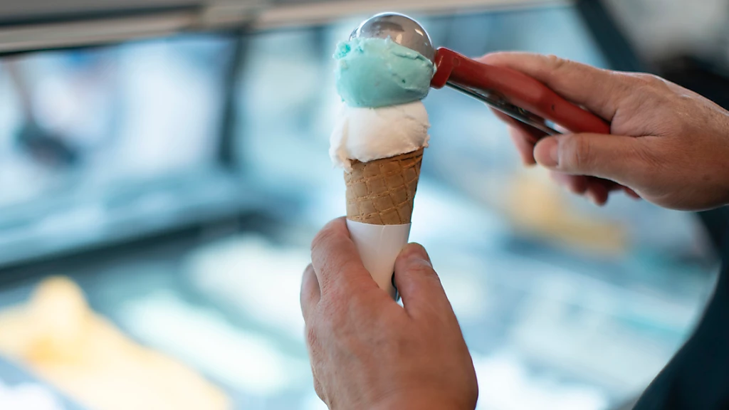Zu heisse Temperaturen vermiesen die Lust auf Glace, © Keystone / SDA / Symbolbild Zu heisse Temperaturen vermiesen die Lust auf Glace, © Keystone / SDA / Symbolbild