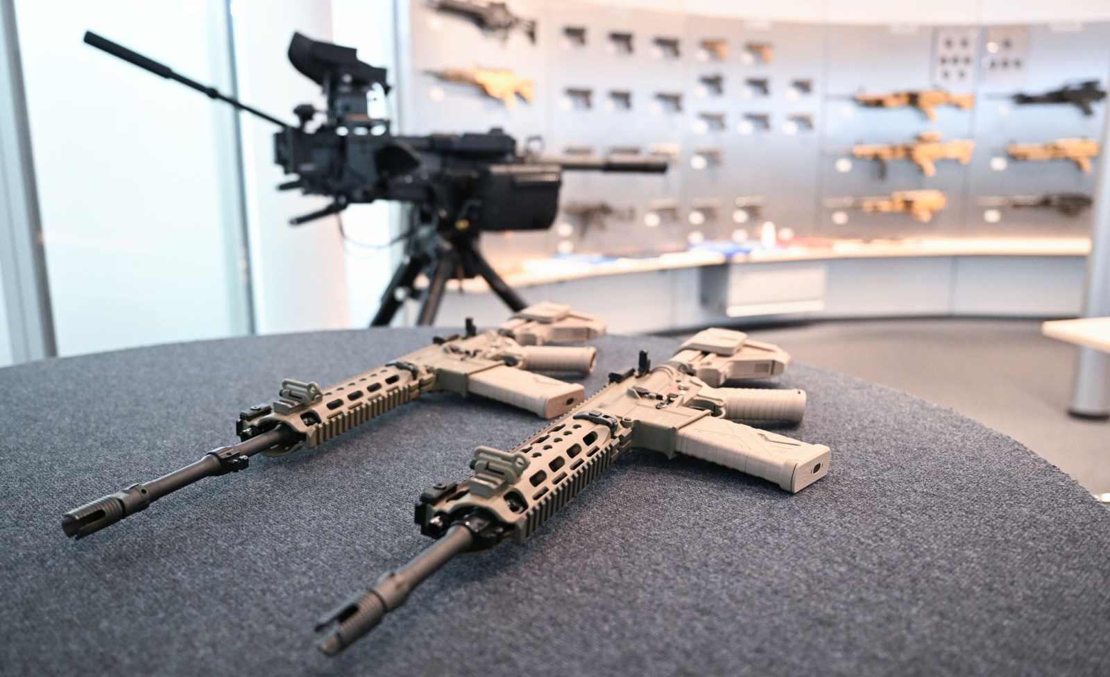 Zwei Sturmgewehre des Waffenherstellers Heckler & Koch liegen in der Firmenzentrale in Oberndorf auf einem Tisch.