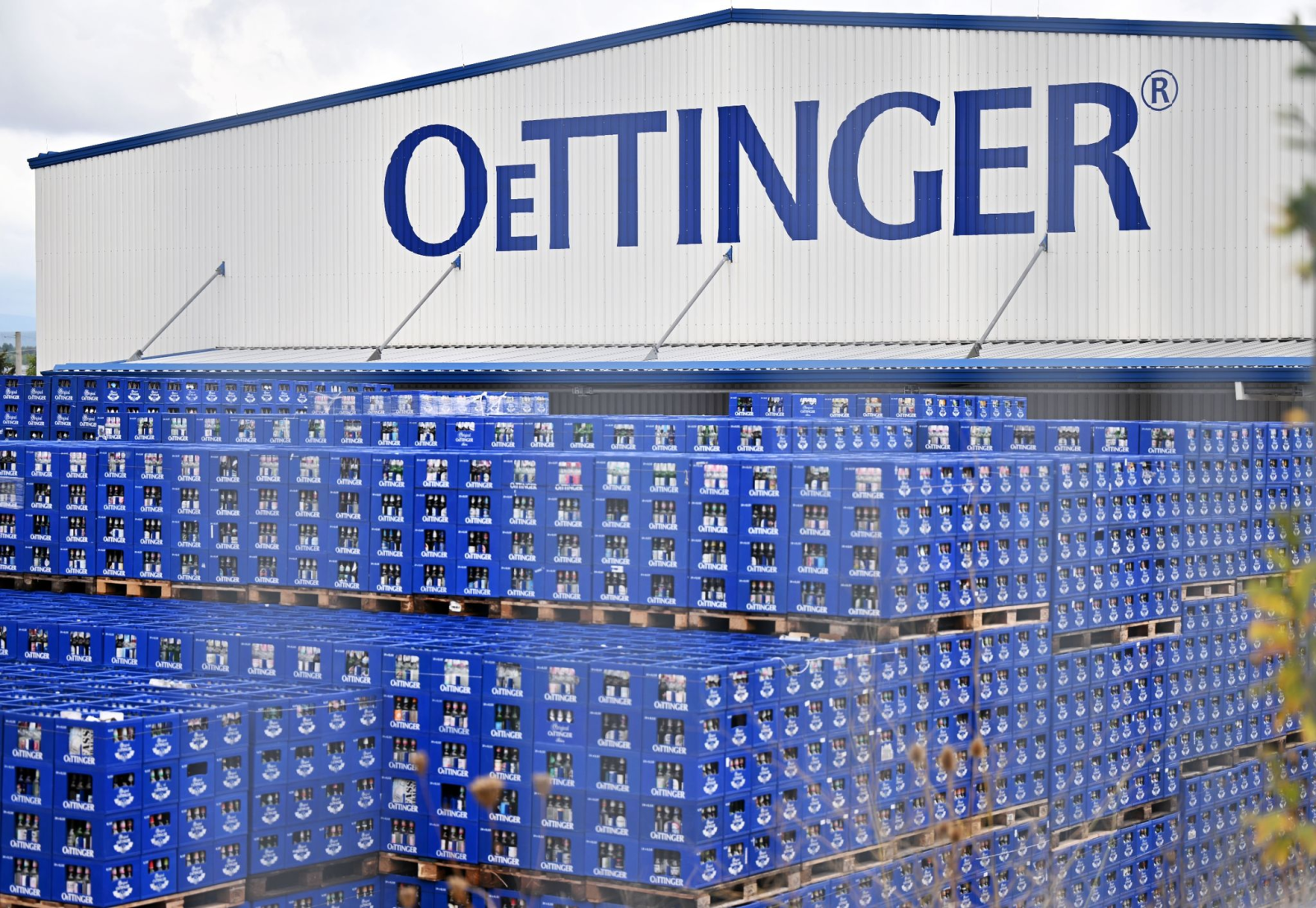Getränkekisten mit Leergut stehen auf dem Gelände der Brauerei Oettinger.