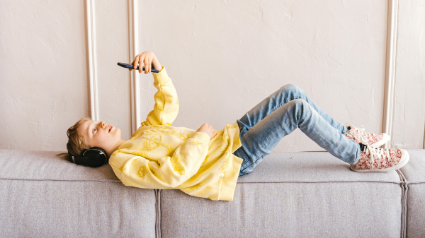Wenn das Smartphone zur Erziehungsfrage wird, © AI25.Studio  Studio