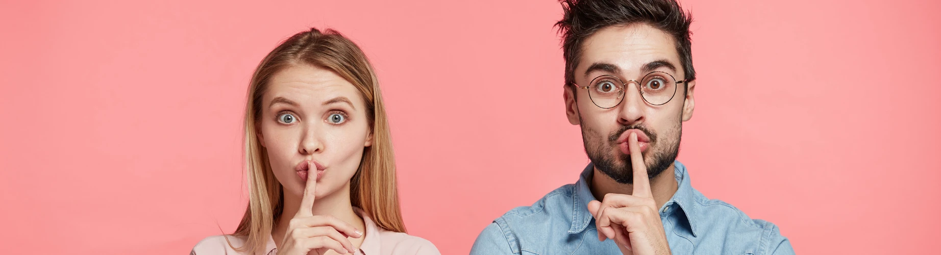 Mann_Frau halten Zeigefinger vor den Mund, © Shutterstock Mann_Frau halten Zeigefinger vor den Mund, © Shutterstock