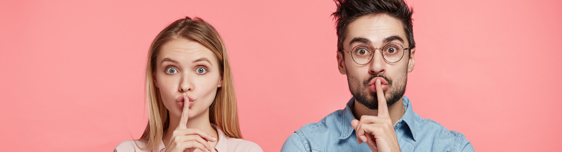 Mann_Frau halten Zeigefinger vor den Mund, © Shutterstock