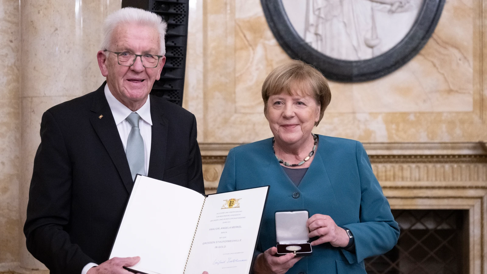 Angela Merkel’e Corona Dönemi İçin Onur Madalyası – “İnsanlardan insan gibi davranmamalarını istedik”, © Marijan Murat/dpa Angela Merkel’e Corona Dönemi İçin Onur Madalyası – “İnsanlardan insan gibi davranmamalarını istedik”, © Marijan Murat/dpa