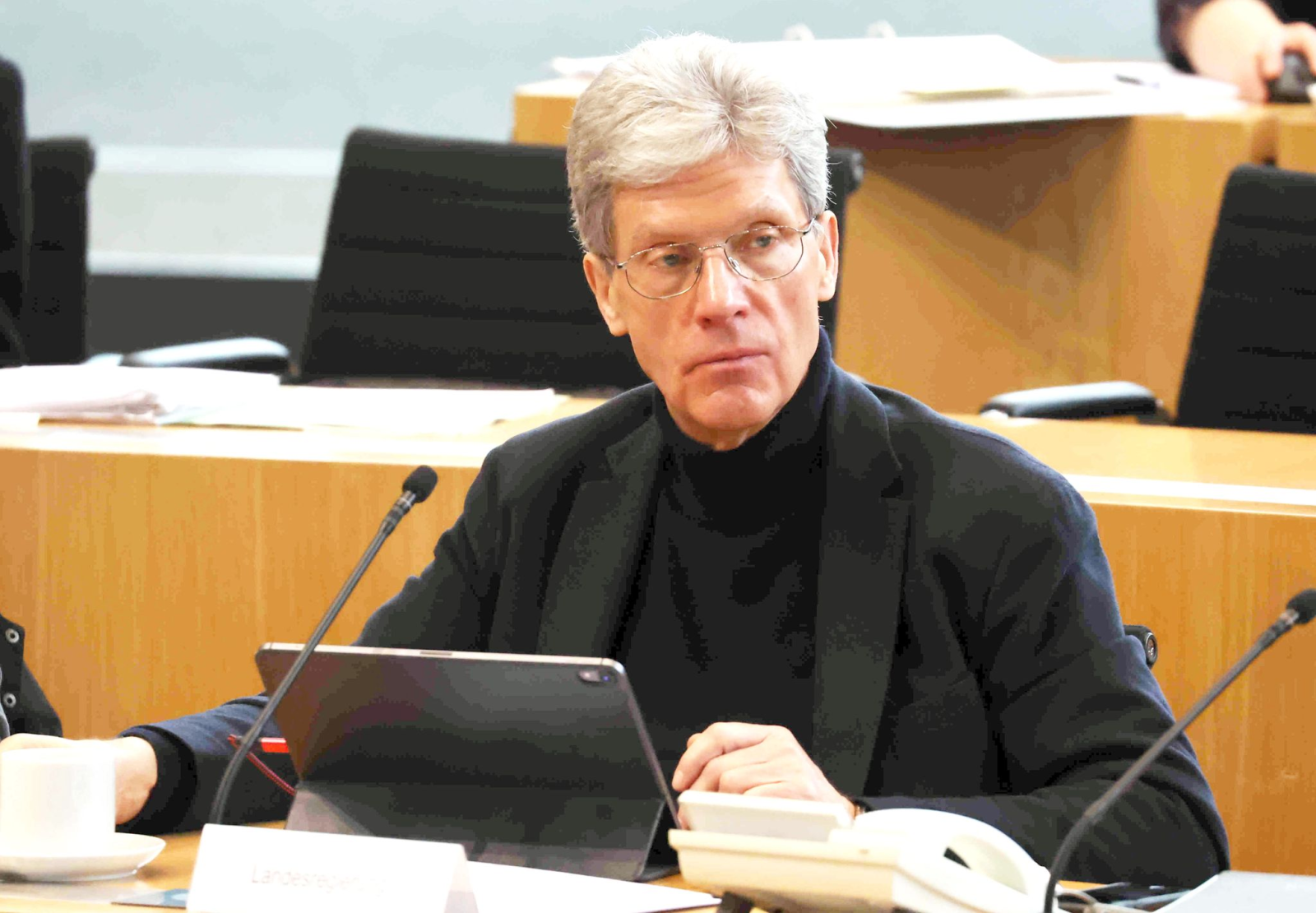Helmut Holter (Die Linke), Thüringens Bildungsminister, sitzt im Landtag., © Bodo Schackow/dpa/Archivbild