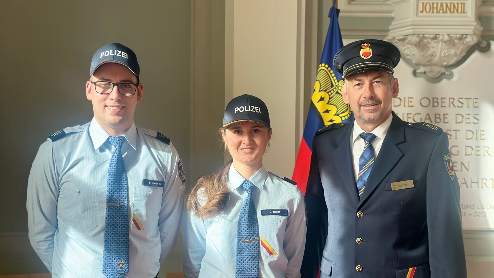 Die neuen Polizisten mit dem Ausbildungsverantwortlichen Michael Meier , © Radio Liechtenstein Die neuen Polizisten mit dem Ausbildungsverantwortlichen Michael Meier , © Radio Liechtenstein