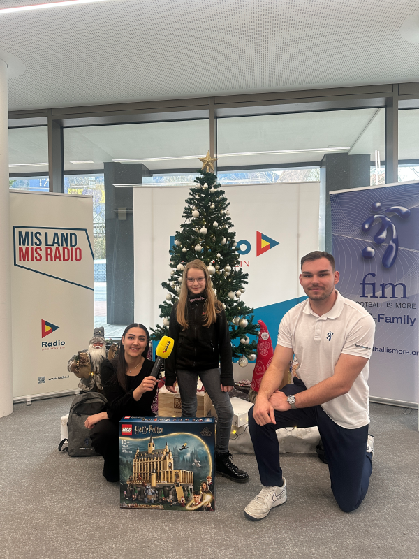 Neila aus Triesen freut sich über ihr Geschenkli, © Radio Liechtenstein