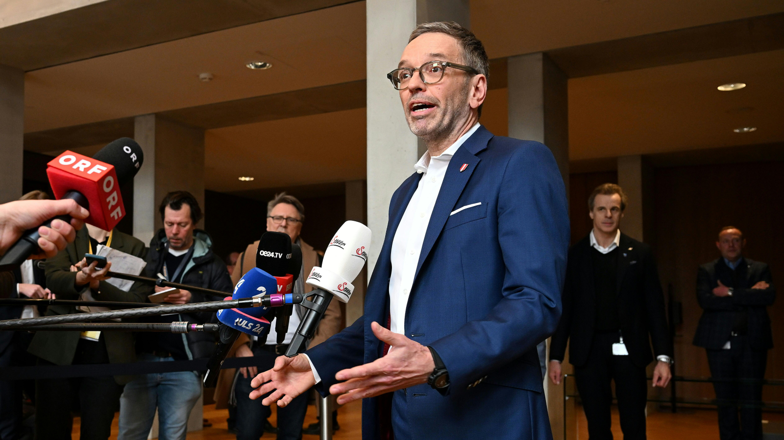 Regierungsgespräche auf Messers Schneide, © APA/HELMUT FOHRINGER