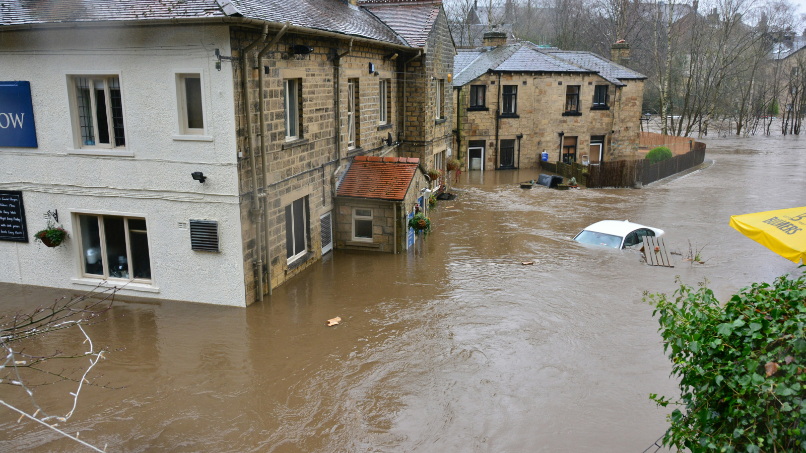 Safaritouristen von Hochwasser betroffen, © Symbolbild unsplash/Chris Gallagher