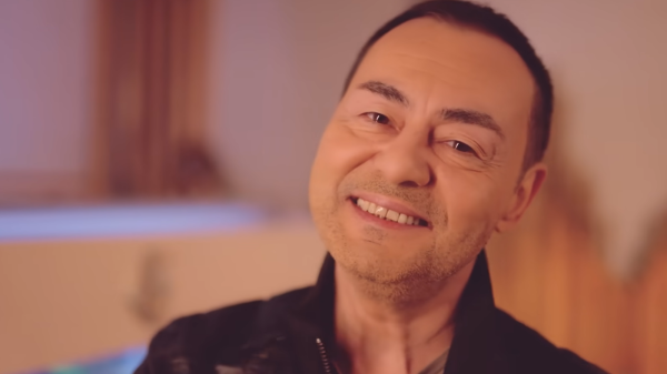 Serdar Ortaç’tan Evlilik İtirafı: “Kadınlardan Korkuyorum, Belki Bir Uygulamadan Tanışırım”, © netd müzik / youtube