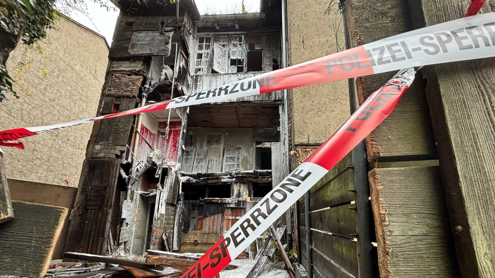 Brand in leerstehendem Haus am Steinbruchgässlein, © Schaffhauser Polizei Brand in leerstehendem Haus am Steinbruchgässlein, © Schaffhauser Polizei